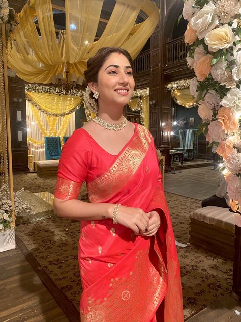 Disha Parmar Saree, Ujjain Trip, Disha Parmar, Saree Wearing Styles, Newly Wed, Saree Poses, Traditional Indian Outfits, Bridal Photoshoot, Saree Blouse Designs Latest