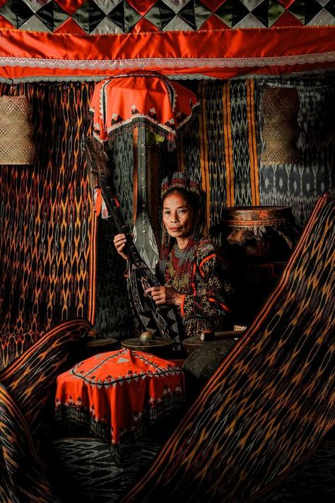 Filipino Culture Photography, Philippine Tribe, Filipino Weaving, Indigenous Filipino, Lake Sebu, Philippines Outfit, Saree Photography, Philippines Photography, Philippine Culture