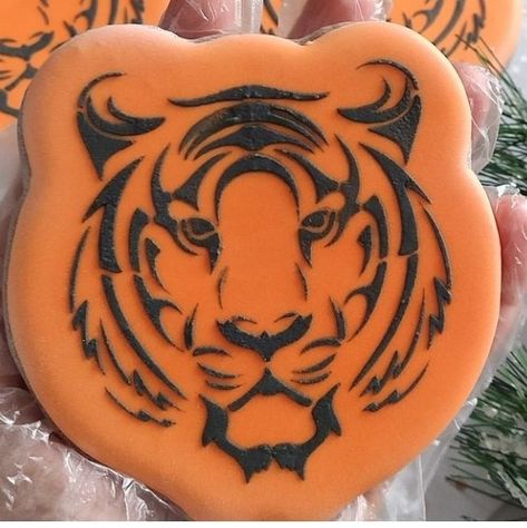 Tiger Cookies Royal Icing, Tiger Cookies Decorated, Tiger Cookies, Lion Cookies, Spice Sugar Cookies, Hat Cookies, Safari Theme Party, Creative Baking, Tiger Face