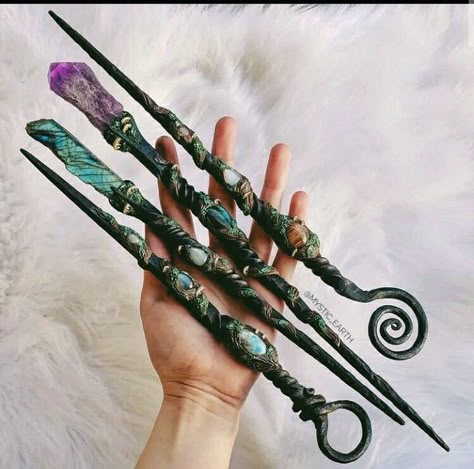 Harry Potter Wands, Crystal Wands, Witch Wand, Witchy Crafts, Fantasy Props, Seni Dan Kraf, Magical Jewelry, Witch Aesthetic, Crystal Wand