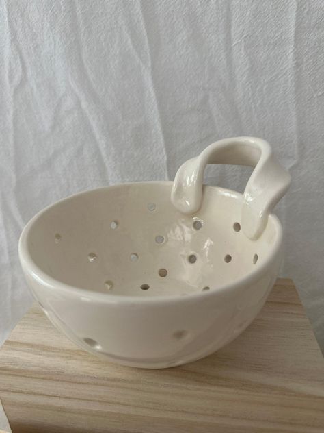 A beautiful colander to wash your small produce from the garden. Perfect for herbs, berries, cherry tomatoes, small peppers, corn, seeds, etc. MEASURES : 2.5” tall x 6” wide (including handle) Why You’ll Love It Reusable & Safe for your home! Comfortable & handheld! Dishwasher safe! Sustainably handmade Created just for you ! How special is that?! This item is MADE TO ORDER ➕ Please allow 4 weeks for me to create this just for you! This item is 100% handmade just for you, expect slight variation Small Peppers, Ceramic Colander, Ceramic Berry Bowl, Pottery Inspo, Clay Diy Projects, Pottery Handbuilding, Pottery Inspiration, Bowl Ceramic, Ceramics Ideas