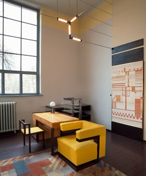 Gropius Room in the university's main building (photo: Tobias Adam) Bauhaus Interior Design, Bauhaus Interior, Berlin Architecture, Le Corbusier Architecture, Villa Savoye, Bauhaus Furniture, Bauhaus Art, Walter Gropius, Bauhaus Style