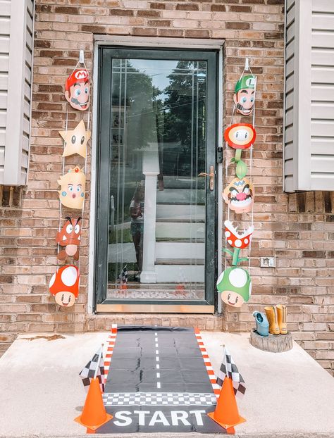 Mario Outdoor Decor, Mario Hallway Decorations, Super Mario Flagpole Diy, Super Mario Door Sign, Super Mario Placemats, Party Entrance, Super Mario Party, Mario Party, Entrance Decor