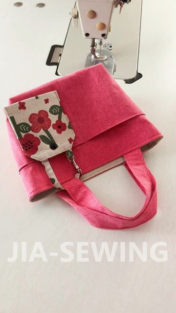 Quilted Tote Bags Patterns, Tote Bag Diy Pattern, Diy Tote Bag Tutorial, Sewing Instagram, Tote Bag Diy, Diy Bags No Sew, Pouch Keychain, Sewing Handbag, Tote Bag Pattern Free