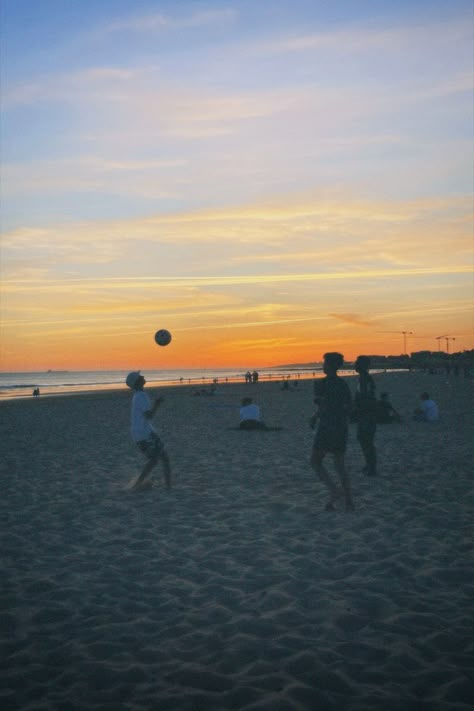 #beach #sunset #friends #summer #altinha #colorful #aesthetic #playing #cool #fun #sand #ocean #portugal #boys Summer Boy Aesthetic, Beach With Friends Aesthetic, Beach Boy Aesthetic, Poseidon Cabin, Beach Town Aesthetic, Boys Trip, Beach With Friends, Girls Beach Trip, Sunset Friends