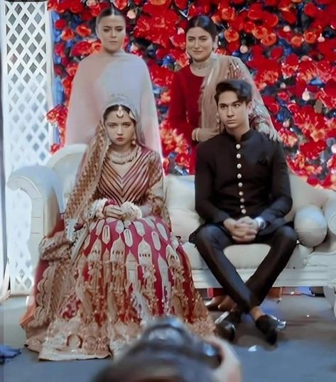 A story illustrating the negative aspects of early marriage "marriage of minors" Samar Abbas, Mayi Ri, Aina Asif, Celebrities Dresses, Early Marriage, Romantic Bedroom Design, Negative And Positive, Positive Aspects, Secret Book