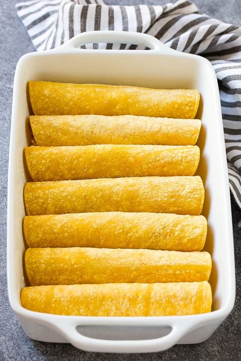 Corn tortillas filled with chicken and rolled up into enchiladas. Green Enchilada Recipe, Best Chicken Enchilada Recipe, Enchiladas Corn Tortillas, Green Chili Chicken Enchiladas, Green Enchiladas, Enchiladas Chicken, Green Chili Enchiladas, Corn Tortilla Recipes, Green Chicken Enchiladas