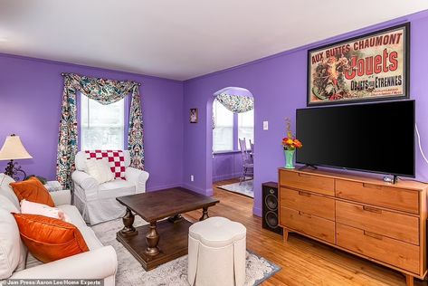 FRIENDS-themed house in Ohio that copies Monica's apartment hits the market for $135,000 | Daily Mail Online Monica's Apartment, Rachel House, Friends Apartment, Ohio House, Faux Brick Walls, Purple Rooms, Patio Kitchen, The One Where, Dayton Ohio