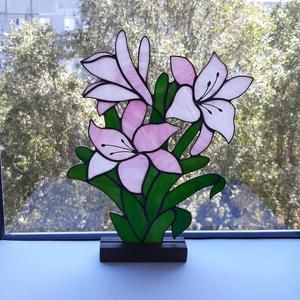 Lily Stained Glass Pattern, Flower Suncatcher, L'art Du Vitrail, Purple Lily, Stained Glass Pattern, Stained Glass Decor, Stained Glass Suncatchers, Stained Glass Flowers, Stained Glass Diy