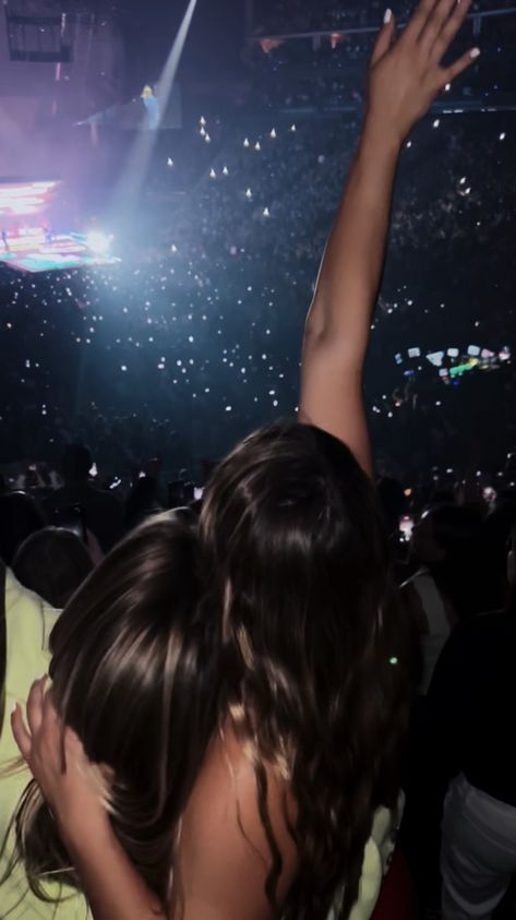 Concert nights, best friends, justin bieber world tour, background shot Cute Concert Poses, Concert Aesthetic Pictures, Tour Background, Bruno Mars Concert, Hoco Pics, Gap Year Travel, Coldplay Concert, Concert Aesthetic, Rock In Rio