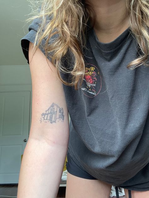 House tattoo Tattoo On Inner Upper Arm, Black Lined Tattoos, Women Top Arm Tattoo, Few Tattoos On Arm, Home Tatoos Ideas, Outline Of House Tattoo, Tattoos About Childhood, Tattoo Placement Upper Arm, Childhood House Tattoo