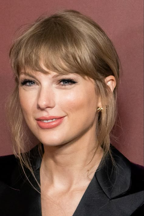 Taylor Swift at the #AllTooWellTaylorsVersion  short film premiere at the AMC Lincoln Square in NYC Taylor Swift Short Hair, Taylor Swift Updo, Blonde Ringlets, Taylor Swift Hair Color, Taylor Swift Hairstyles, Taylor Swift Bangs, Brunette Looks, All Too Well Short Film, Iconic Taylor Swift