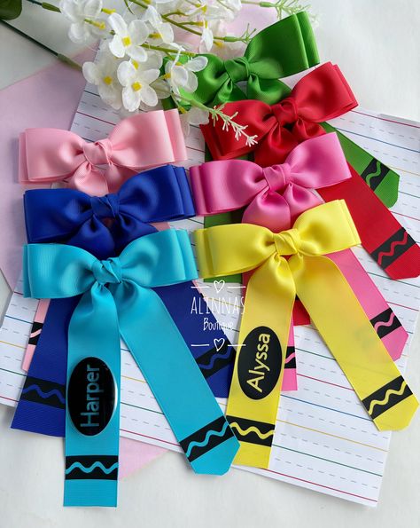 Back to school hair bows on hair ties or alligator clips! Inspired crayons Handmade with grosgrain ribbon 🎀 For more designs and accessories follow me on Instagram as @alinnasboutiquevip All the products of my Etsy shop are handmade by me 💕❤️ Diy Barrettes, Back To School Bows, School Hair Accessories, Pastel Classroom, School Bows, Back To School Hair, Diy Crayons, School Hair Bows, Occasion Hair