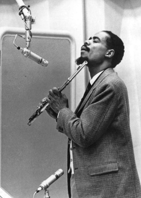 eric dolphy, jazzman, alto saxophonist, flautist, and bass clarinetist .. "I am the hole on the flute that Gods breath flows through" ... Jazz Portraits, Jazz Photography, Eric Dolphy, Jazz Saxophonist, Jazz Cat, Jazz Lounge, Jazz Players, Lounge Music, Jazz Art