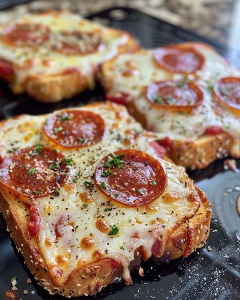 This was the best idea ever created! So satisfying! Pizza Toast, Toast Pizza, Grilled Cheese Recipes, Pizza Recipes Homemade, Air Fryer Dinner Recipes, Delish Recipes, So Satisfying, Air Fryer Recipes Easy, Air Fryer Recipes Healthy