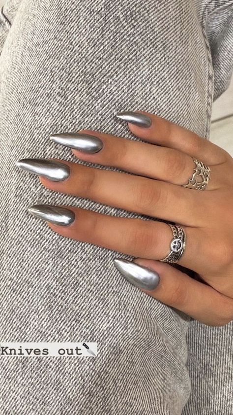 Grey Nails Y2k, Gray Metallic Nails, Metallic Grey Nails, Chrome Nails Gray, Shaadi Nails, Y2k Nails Silver, Silver Chrome Acrylic Nails, Gray Chrome Nails, Grey Chrome Nails