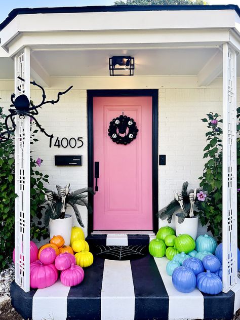 Halloween Porch Ideas - Style Duplicated Bright Color Halloween Decor, Pink Halloween Porch, Halloween Decorations Front Porch, Halloween Home Decor Outdoor, Front Porch Halloween Ideas, Front Porch Pumpkins, Halloween Front Porch Decorations, Colorful Halloween Decor, Front Porch Halloween Decor