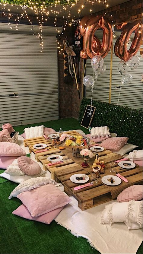 Backyard Parties Ideas, Backyard Party Foods, Graduation Party Ideas Backyard, Backyard Party Outfit Summer, Dinner Party Backyard, 2023 Graduation Party Ideas, Backyard Party Outfit, Backyard Party Setup, Cocomelon Party Ideas