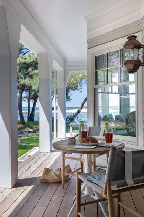 Coastal Outdoor Dining Area On Deck Patrick Ahearn Architect, Patrick Ahearn, Brindleton Bay, Nantucket Massachusetts, Cape Cod Home, Boston Design, Classic White Kitchen, Shingle Style Homes, Dream Beach House