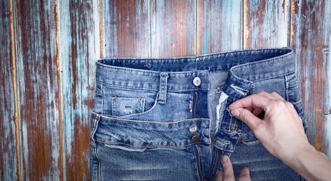 Looking to improve a pair of jeans to get the perfect fit? This tutorial will teach you all the tips and tricks to DIY a high-waisted pair of jeans. Double Waistband Jeans, Clothing Recycling, How To Make Jeans, Paper Bag Jeans, Bell Jeans, Diy Fashion Projects, Ankara Skirt, Jeans Diy, Cheap Shirts