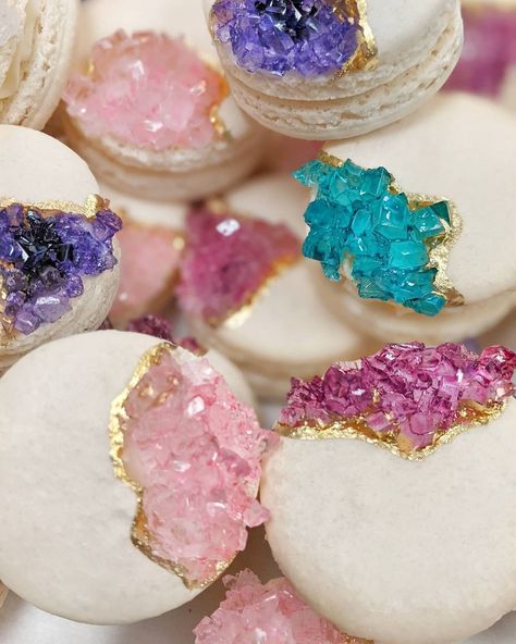 40th Birthday Macarons, She’s A Gem Party Theme, Geode Party Theme, Crystal Birthday Party Theme, Geode Desserts, Crystal Party Theme, Pastel Snacks, Geode Macarons, Geode Cupcakes