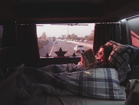 Dodie omg! Reading Turtles All The Way Down and looking good as usual. Beautiful photo! Dodie Clark Aesthetic, Connie Glynn, Quite Place, Singer Aesthetic, Fan Ideas, Alex Mercer, Dodie Clark, Happy Stuff, Tour Bus