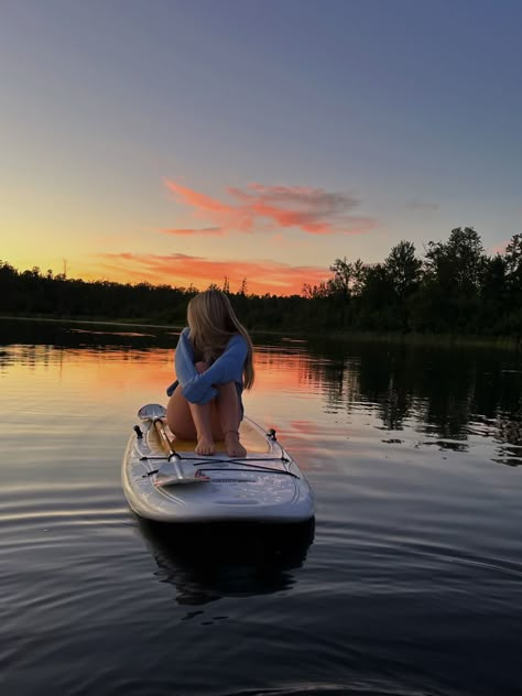 Sunset Paddle Boarding, Paddle Board Poses, Lake Photo Inspiration, Dock Ideas Lakeside Pictures, Poses For Lake Pictures, Waterski Aesthetic, Lake Vacation Aesthetic, Hammock Pics, Lake Insta Pics