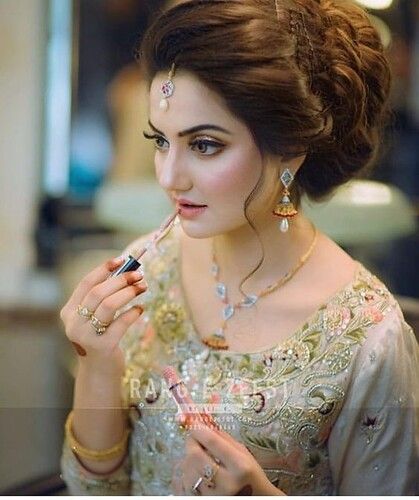 Pakistani Wedding Hairstyles, Pakistani Bridal Hairstyles, Bridal Hairstyle Indian Wedding, Pakistani Bridal Makeup, Bridal Hair Buns, Indian Wedding Hairstyles, Indian Bridal Hairstyles, Front Hair Styles, Bridal Makeup Looks