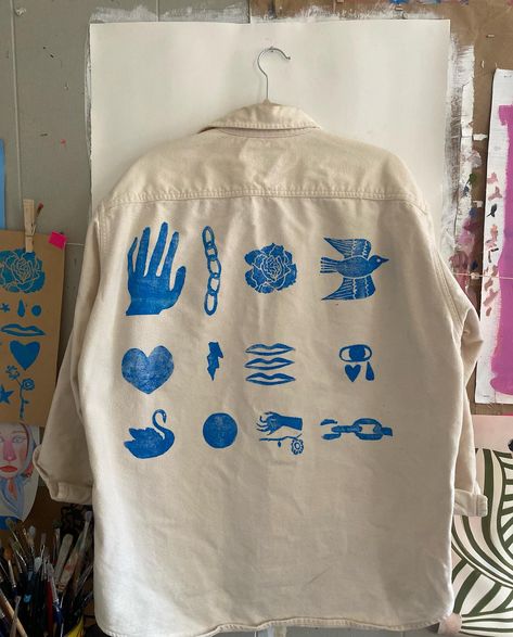 How To Print A Picture On A Shirt, Hand Painted T Shirts, Screenprinted Shirt, Tshirt Upcycle, Tee Embroidery, Linocut Printing, Upcycled Tshirt, Goods Design, Clothes Upcycle