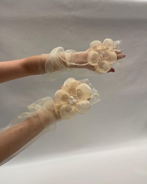 Fashion Stylist Outfit, Fancy Gloves, Fashion Design School, Elegant Gloves, Stylist Outfit, Puff Puff, Flower Ball, Bride Accessories, Fashion Project