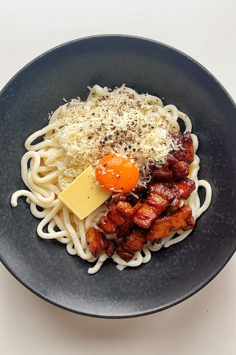 Korean Carbonara Noodles, Pork Udon Noodle Recipe, Pork Belly Carbonara, Udon Carbonara, Boursin Pasta Recipe, Japanese Food Udon, Boursin Pasta, Fried Pork Belly, Pork Belly Slices