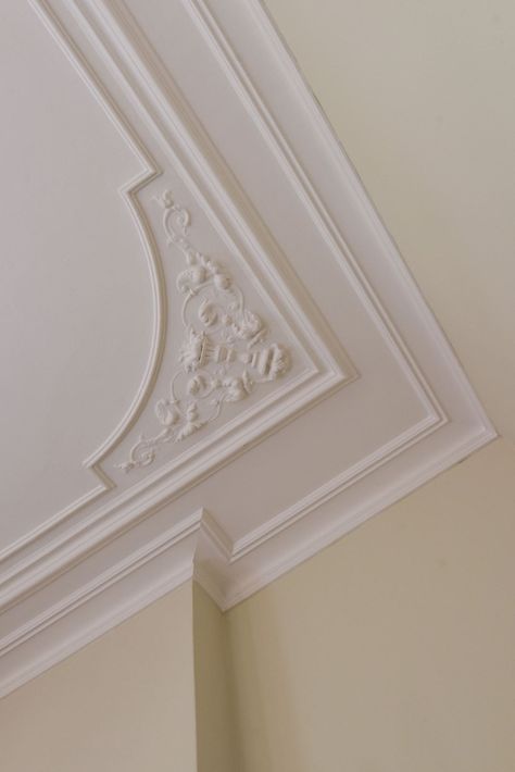 Celing Roof Design Hall, Fretwork On Ceiling, Modern Ceiling Moulding, Ceiling Molding Ideas Simple, Pop Design For Roof Simple Hall, Living Room Roof Design Ceilings, Bedroom Roof Ceiling Design, Pop Border Design Ceiling, New Ceiling Design Living Rooms