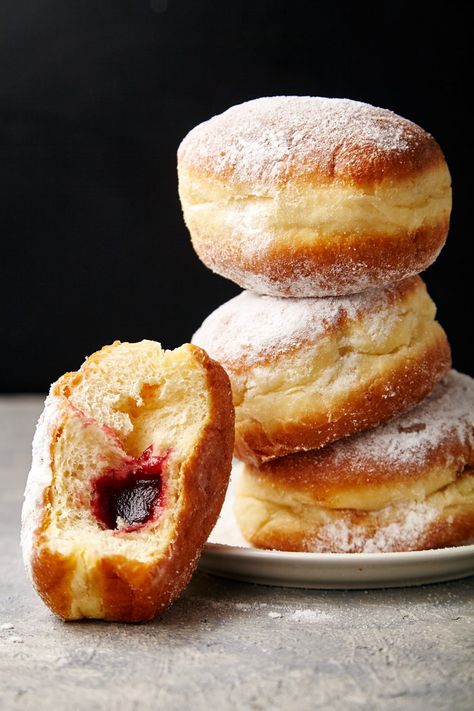 Donut Recipe Easy, Make Donuts At Home, Hanukkah Recipes, Jelly Donuts, Donut Ideas, Jelly Donut, Farm Diy, Jewish Holiday Recipes, Jelly Doughnuts