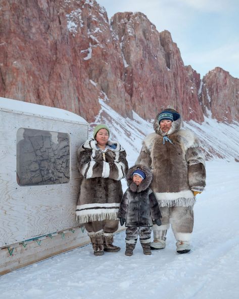 Canadian Traditional Clothing, Inuit Clothing, Canadian Arctic, Ice Warriors, Inuit People, Dark Materials, History Magazine, Sea Ice, Offshore Wind