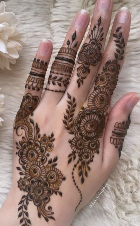 Henna Mehndi Back Hands, Henna Design Front Hand, Back Hand Mehndi Designs Simple, Mehndi Designs Back Hand, Simple Henna Designs Hand, Henna Designs Back, Cute Henna Designs, Spine Tattoo Ideas, Unique Tattoo Ideas