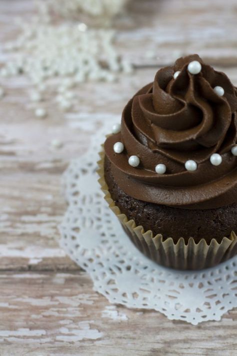 Dark Chocolate Cupcakes, Elegant Cupcakes, I Follow Back, Elegant Desserts, Easy Cupcakes, Cake Lover, Yummy Cupcakes, Cup Cakes, Dark Chocolate Chips