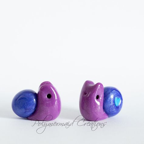 These little snails are ready to join someone for adventure! Or perhaps just snuggles and hanging out. They're tiny friends made from polymer clay and varnished to a beautiful shine. They hope you understand that their colors may be slightly different in person, as each screen you look at them on can vary. All of these snails are unique and handmade by Polymermaid Creations, and not meant to be a toy for young humans.   These teeny snails have a heart on one side of their shell and think they look spiffy. If you choose this variety of snail, they'll play rock paper scissors to pick which one will join you. If you really love a specific snail from the photos, please add a note to let me know when you check out, and I'll send them if they're still available.  They'll use the USPS mail system Mini Animal Clay Sculpture, Cute Easy Polymer Clay Ideas, Small Polymer Clay Animals, Tiny Air Dry Clay Creations, Polymer Clay Snails, Mini Clay Creations, Little Clay Figures Easy, Tiny Clay Animals, Mini Polymer Clay Ideas