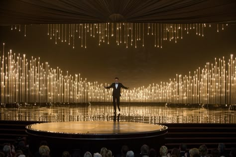 Seth MacFarlane hosts The Oscars® from the Dolby® Theatre Oscar Stage Design, Gold Stage Design, Superbowl Halftime Show, Conception Scénique, Christmas Stage Design, Stage Lighting Design, Photowall Ideas, Concert Stage Design, Christmas Stage