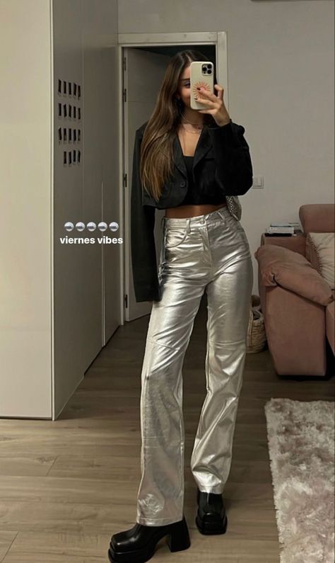 Winter Nightout Outfits, 90s Night Party Outfit, Rap Concert Outfit Winter, Space Party Outfit, Trendy Night Out Outfits, Silver Pants Outfit, Metallic Pants Outfit, Look Disco, Concert Outfit Winter