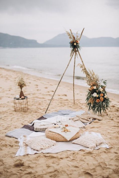 proposal set up Wedding Proposal Ideas Beach, Proposal Ideas Simple, Beach Proposals, Destination Proposal, Proposal Ideas Beach, Sicily Beach, Wedding Proposal Ideas, Surprise Proposal Pictures, Romantic Beach Picnic