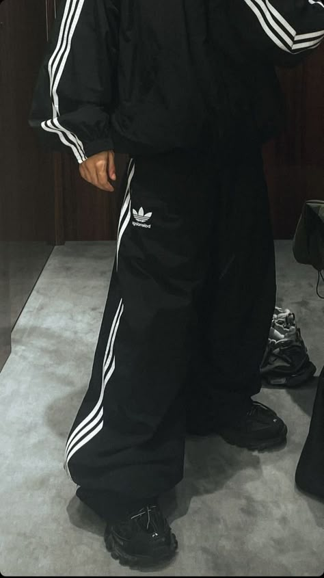 Trackpants Adidas Outfit, Hiphop Style Outfits, Adidas Pants Outfit, 90s Fashion Men, Pants Adidas, Adidas Tracksuit, Baggy Clothes, Mens Outfit Inspiration, Fire Fits