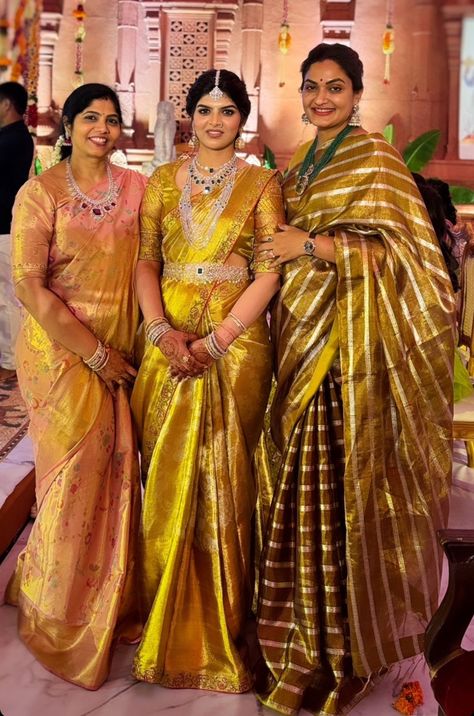 Reception Look Bride Indian Lehenga, Gold Silk Saree, Saree Color Combinations, Vaddanam Designs, Bridal Sarees South Indian, Saree Jewellery, Indian Bride Outfits, Wedding Saree Collection, Beautiful Casual Dresses