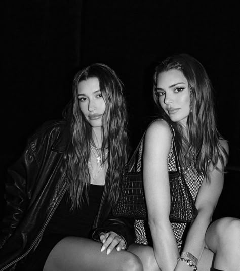 Kendall Jenner Hailey, Stile Kendall Jenner, Best Friends Aesthetic, Cute Friend Pictures, Model Aesthetic, Models Off Duty, Hailey Bieber, White Photo, Model Life