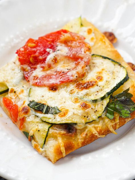 Easy Zucchini Flatbread Recipe | 15 minute veggie dinner or app! Zucchini Flatbread, Zucchini Goat Cheese, Goat Cheese Flatbread, Vegetable Couscous Salad, Goats Cheese Flatbread, Flatbread Pizza Recipes, Cheese Flatbread, Garden Tomatoes, Flatbread Recipe