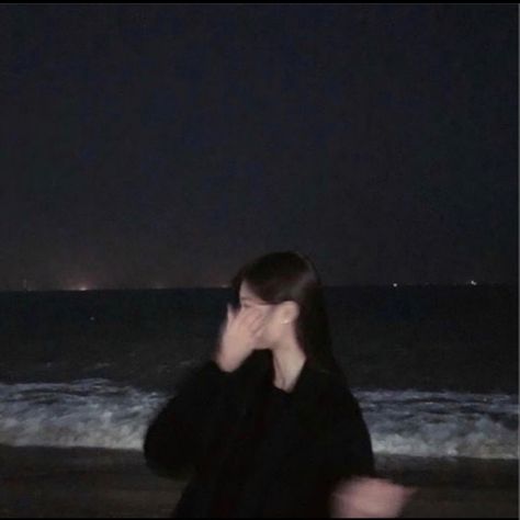 Beach At Night, 사진 촬영 포즈, Beach Night, Korean Aesthetic, Uzzlang Girl, Foto Ideas Instagram, Ideas For Instagram Photos, Cute Poses For Pictures, Night Aesthetic