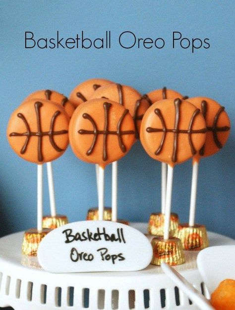 These basketball Oreo pops are the cutest, and so easy to make! March Madness Snacks, Basketball Cake Pops, Basketball Food, Basketball Snacks, Basketball Treats, Basketball Cookies, Basketball Banquet, Oreo Cake Pops, Oreo Cookie Pops