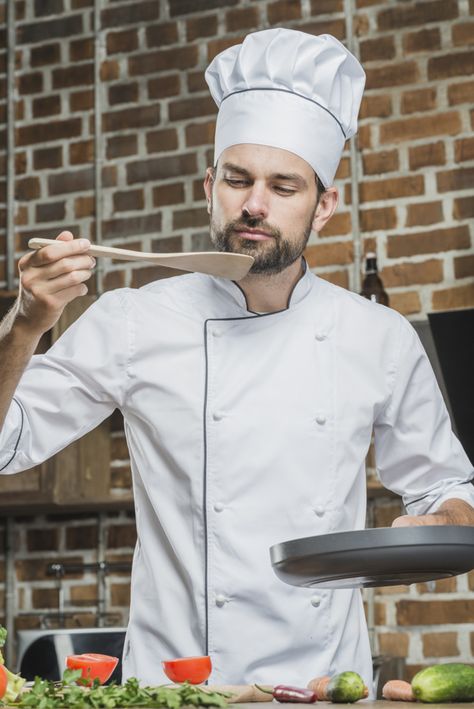 Portrait of male chef standing in kitchen tasting food Free Photo Chef Dress, Chef Pictures, Cooking Poster, Food Photography Background, Cooking Photography, Man Cooking, Career Outfits, Chef Clothes, Female Chef