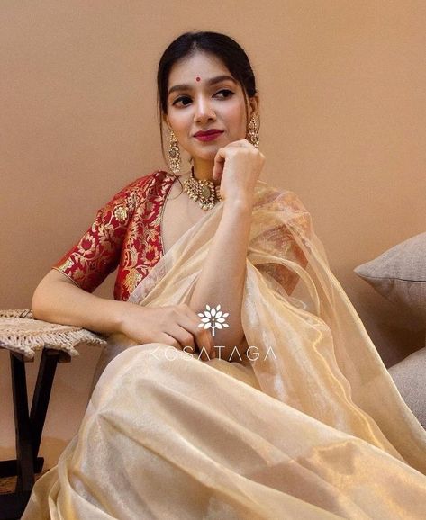 [Promotion] 36 Simple Makeup Look In Saree Advice To Save Straight Away #simplemakeuplookinsaree Simple Makeup Look, Indian Ethnic Fashion, Keep Me Stylish, Tissue Silk Saree, Simple Saree Designs, Fashionable Saree Blouse Designs, Fancy Sarees Party Wear, Traditional Indian Dress, Sari Blouse Designs