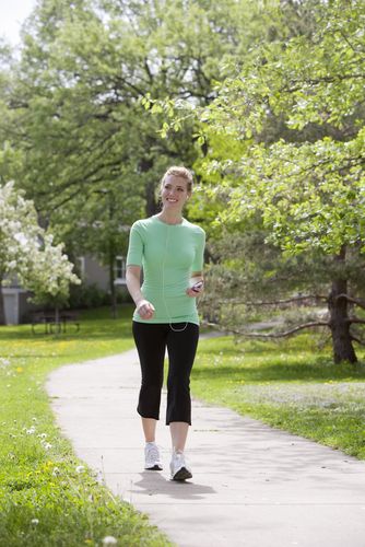 Caminar es una manera barata y fácil  para  levantarme por las mañanas, para quemar calorías, aumentar mi ritmo cardíaco,aliviarar el stress y para obtener  mi ración de agua por el dia.  Si  hace buen tiempo y el día es soleado  también tengo mi ración de vitamina D. . Yo trate de caminar 5 km 3 o 4 veces a la semana. mientras camino , puedo escuchar música o a un libro, y ganar puntos de mi zamzee. Increase Lung Capacity, Walking Plan, Lose 5 Pounds, Lose 30 Pounds, Diet Vegetarian, Aerobic Exercise, Losing 10 Pounds, Fit Body, Going To The Gym