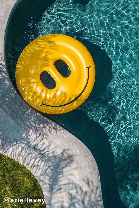 Big Pool Floats, Funny Pool Floats, Backyard Oasis Pool, Pool Design Backyard, Pool Bag Essentials, Water Floats, Summer Pool Floats, Pool Inflatables, Pool Float Storage